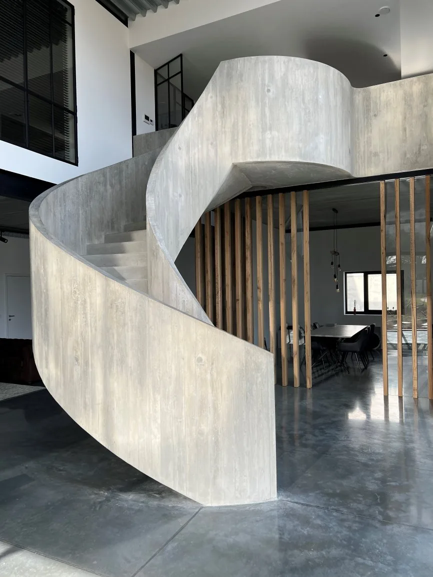 Spiraaltrap in zichtbeton