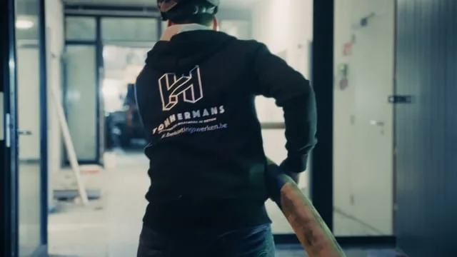Vakman van Tom Hermans aan het werk
