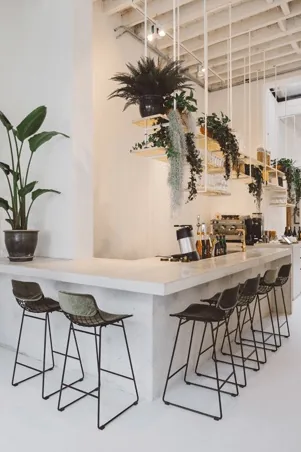 Betonnen bar met zitplaatsen